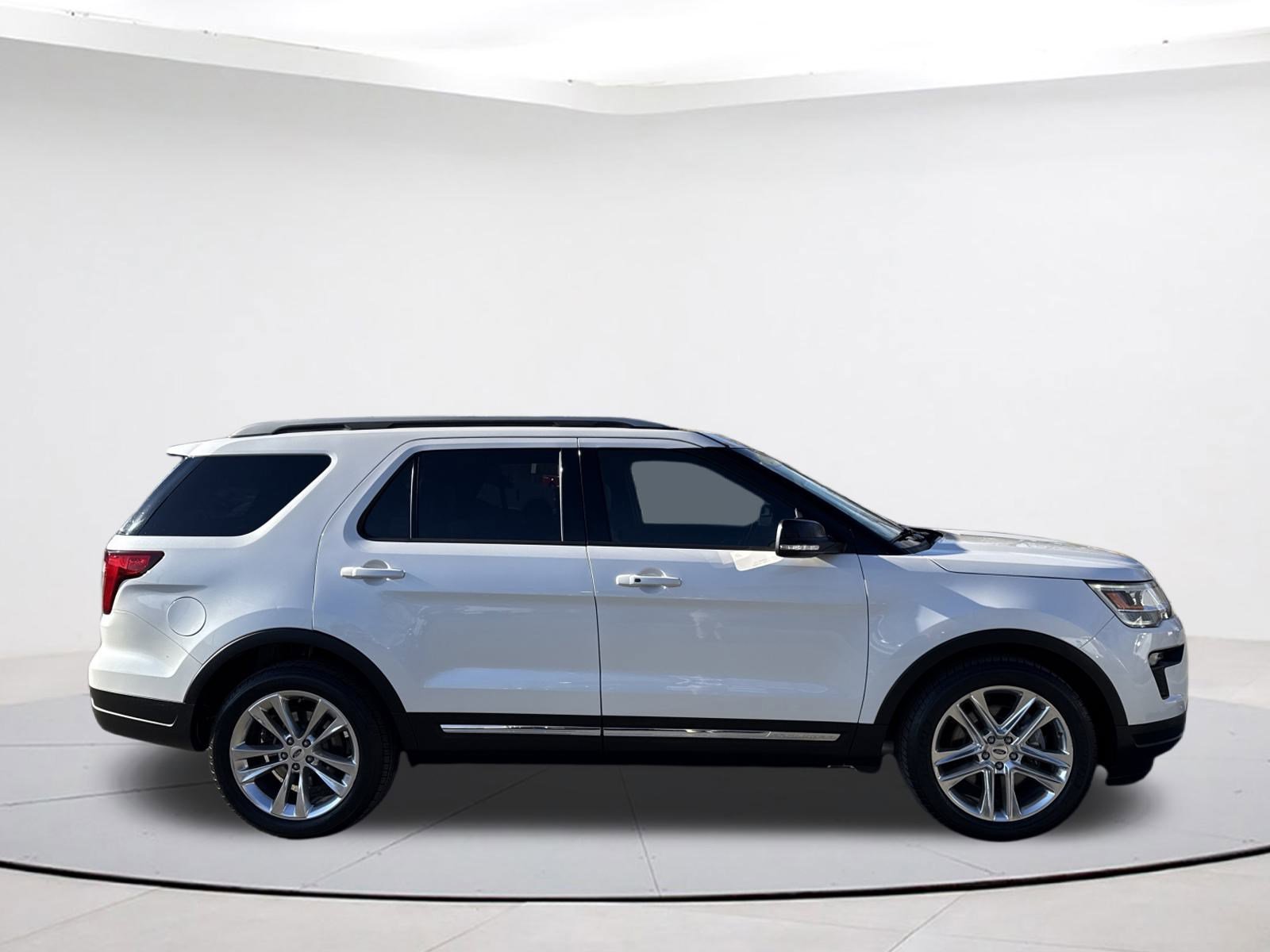 Used 2018 Ford Explorer XLT w/ Equipment Group 202A image 8