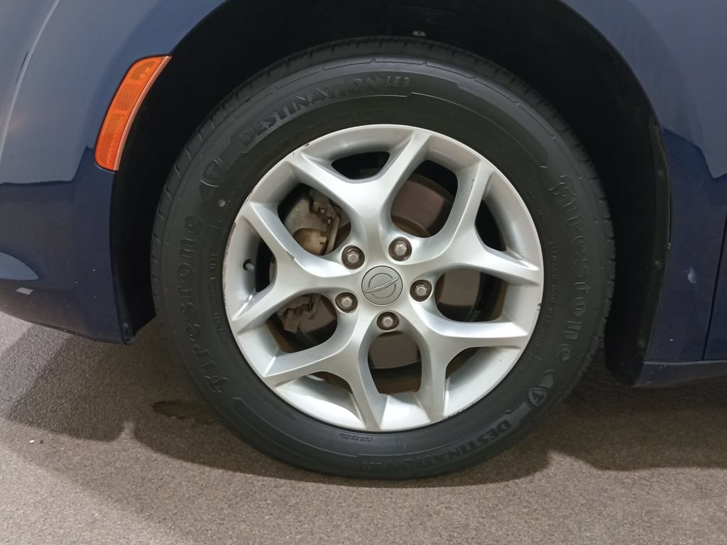 Used 2019 Chrysler Pacifica Touring Plus w/ Tire & Wheel Group FWD image 12