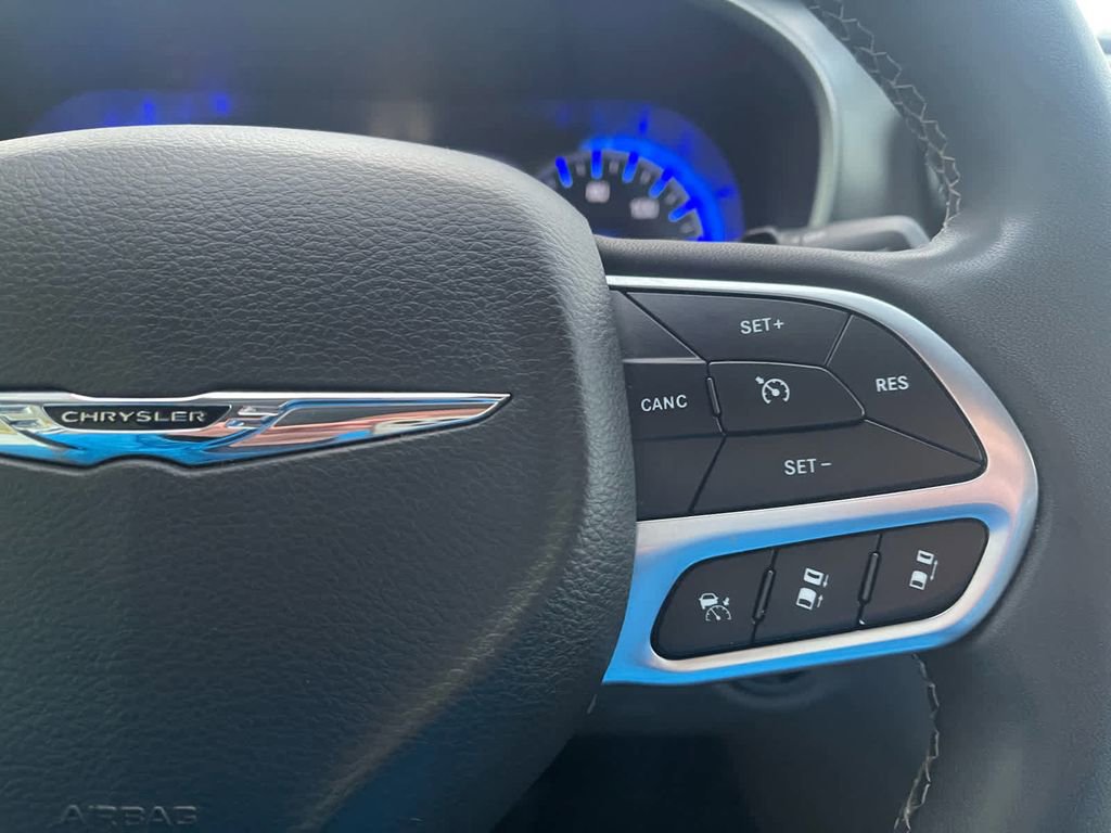 Used 2022 Chrysler Pacifica Touring-L FWD image 22