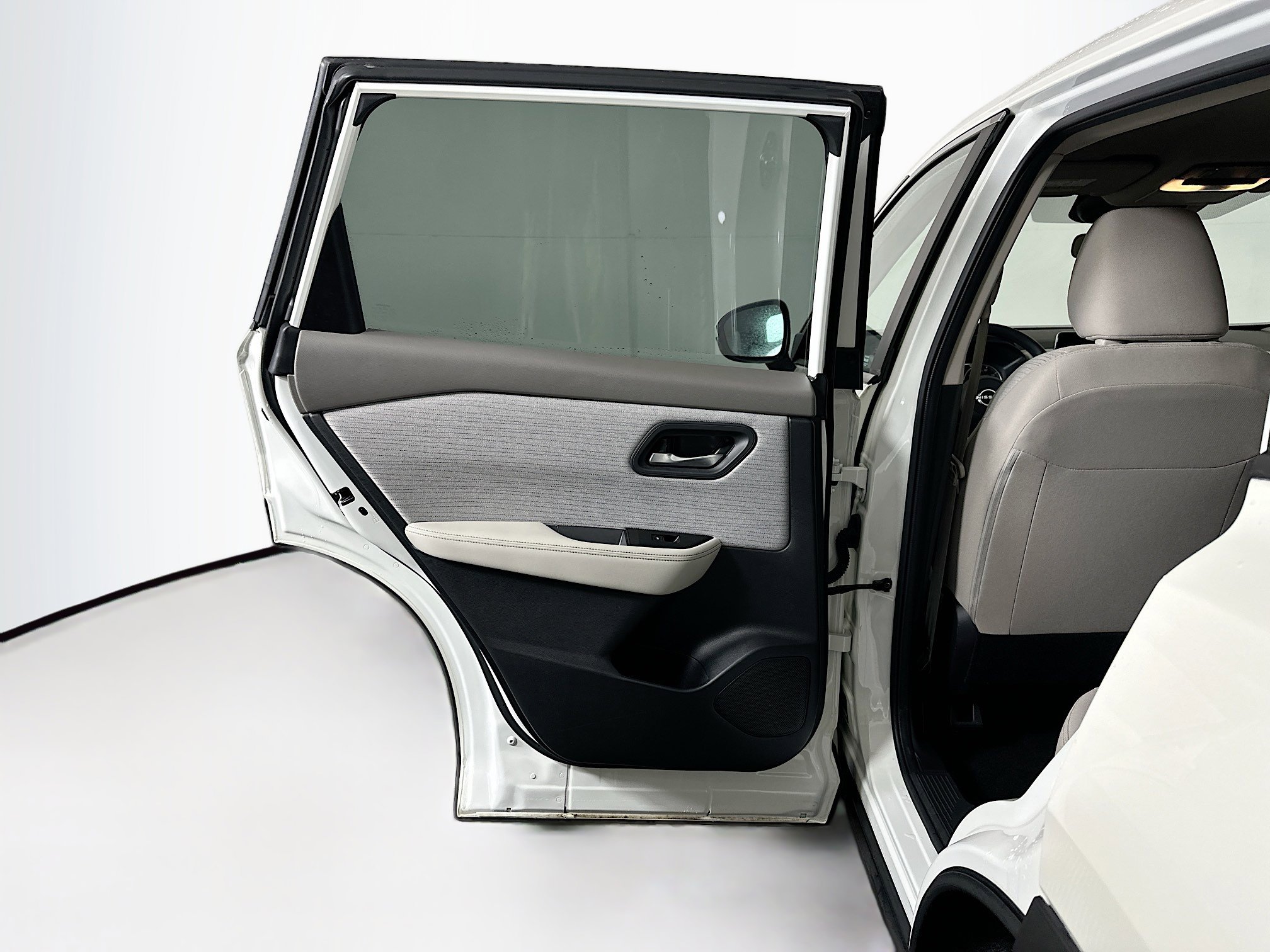 Used 2023 Nissan Rogue SV image 25