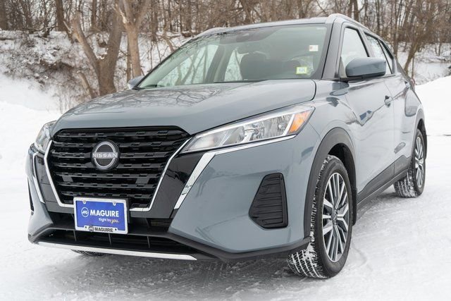 Used 2023 Nissan Kicks SV image 2