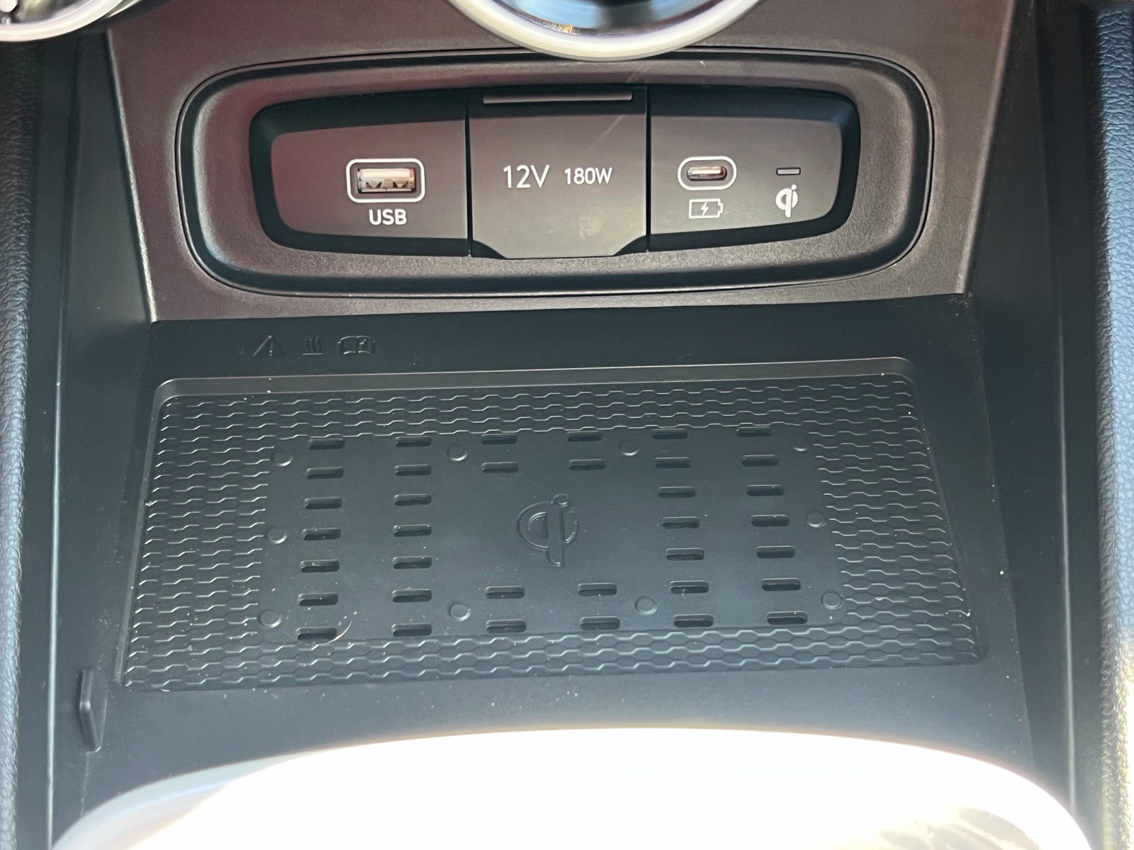 Used 2024 Hyundai Venue Limited FWD image 31