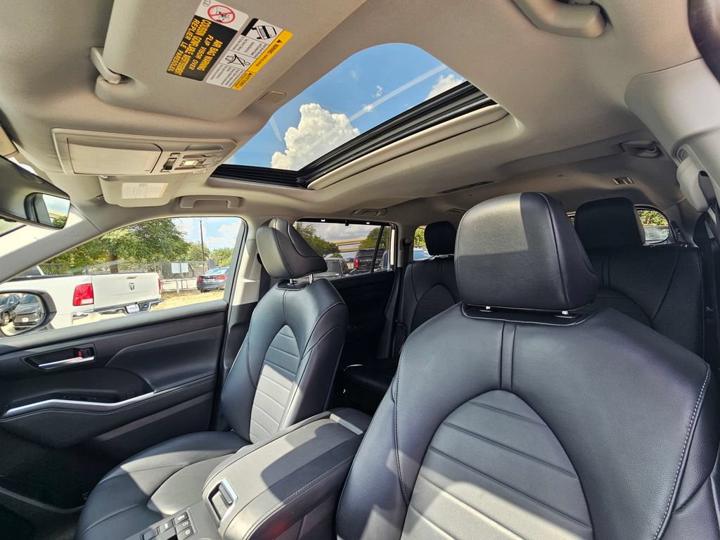 Used 2023 Toyota Highlander XLE FWD image 17