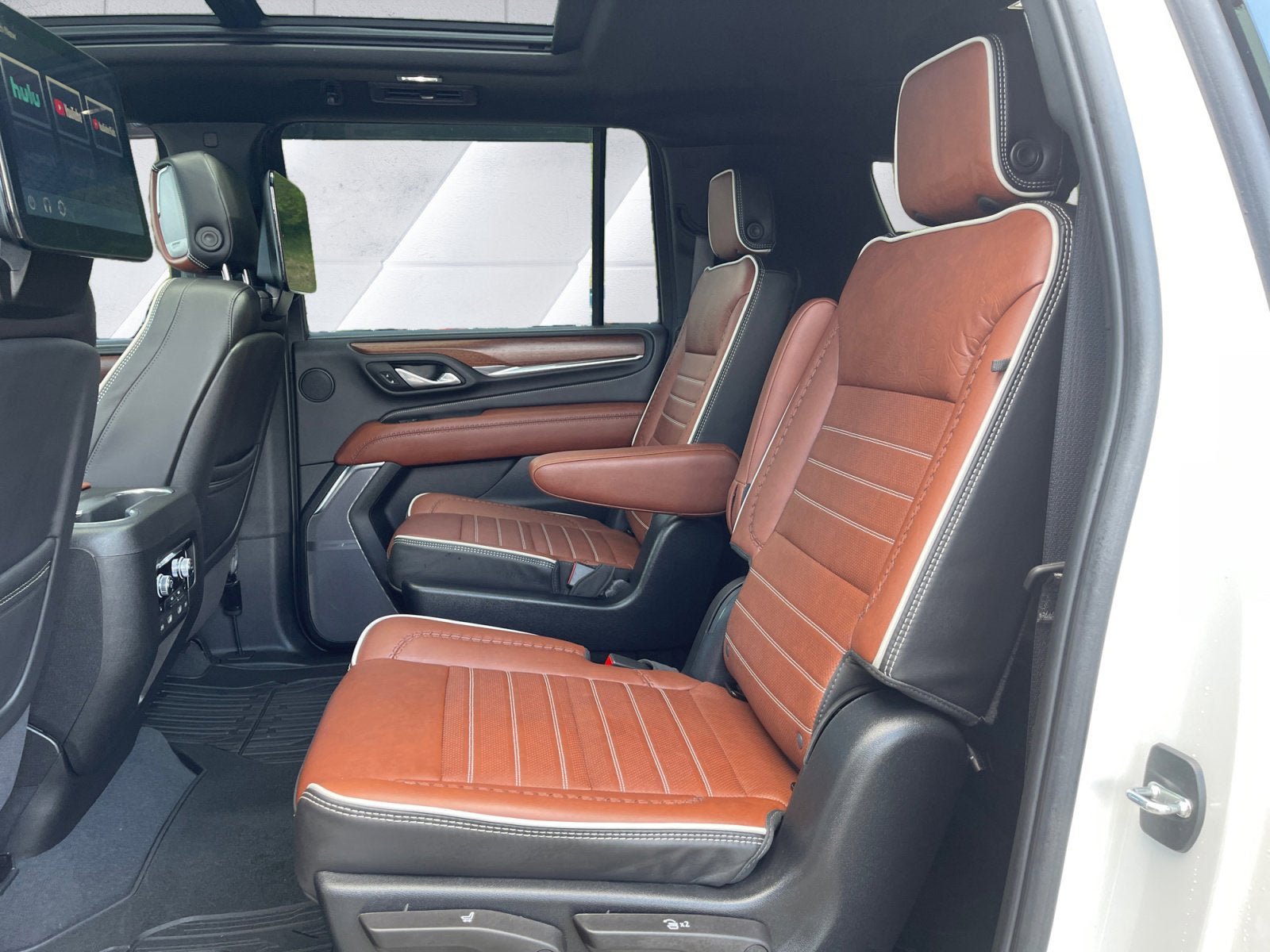 Used 2024 GMC Yukon XL Denali Ultimate AWD/4WD image 14