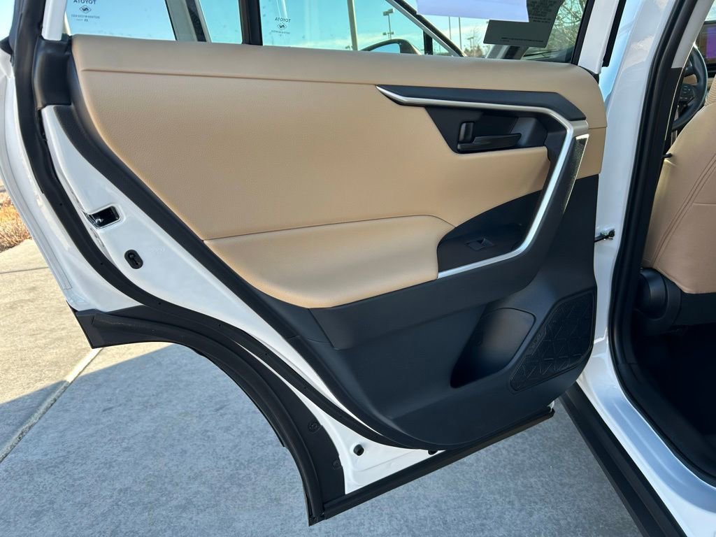 Used 2025 Toyota RAV4 SE image 12