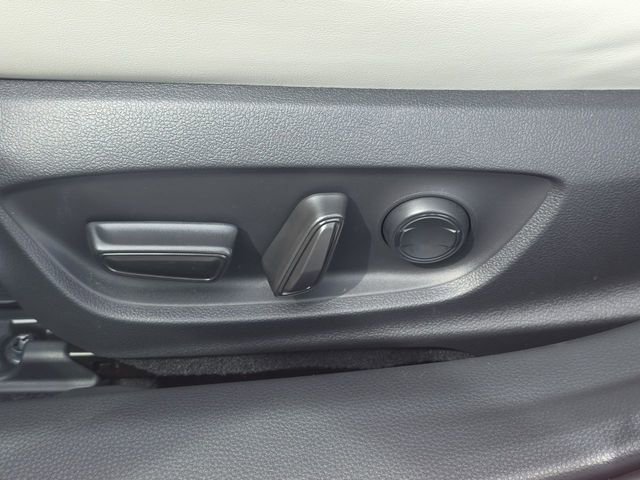Used 2024 Toyota Prius XLE AWD/4WD image 19