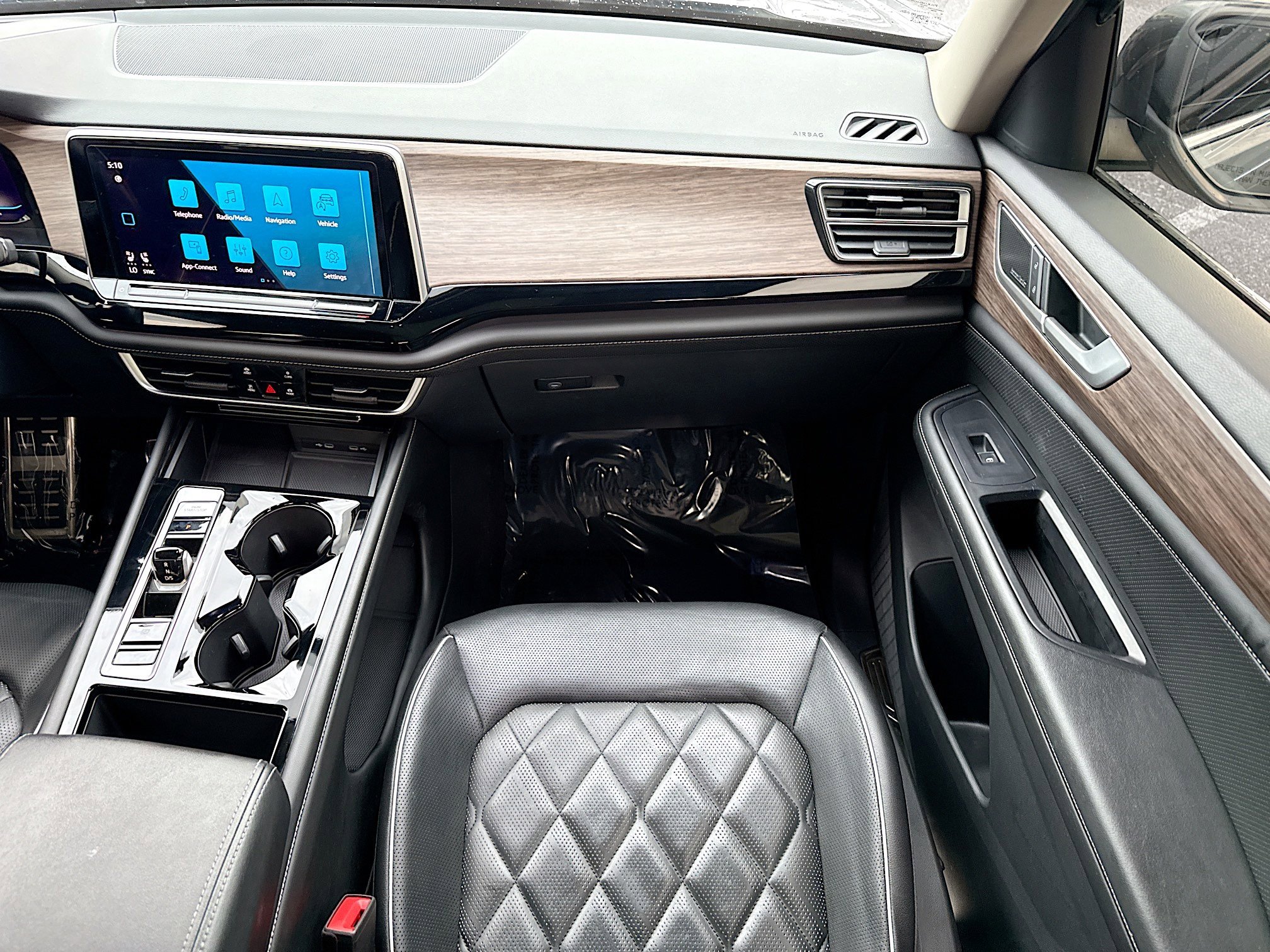 Used 2024 Volkswagen Atlas SEL Premium R-Line image 18