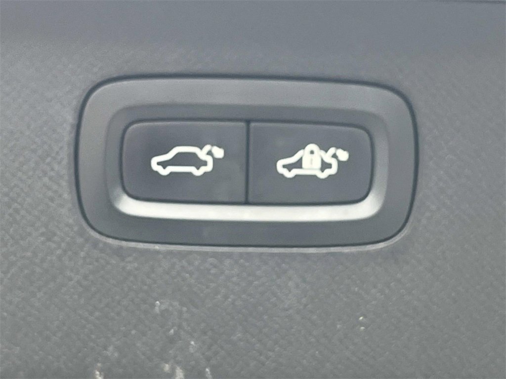 Used 2016 Volvo XC90 T6 Momentum w/ Momentum Plus Package image 13