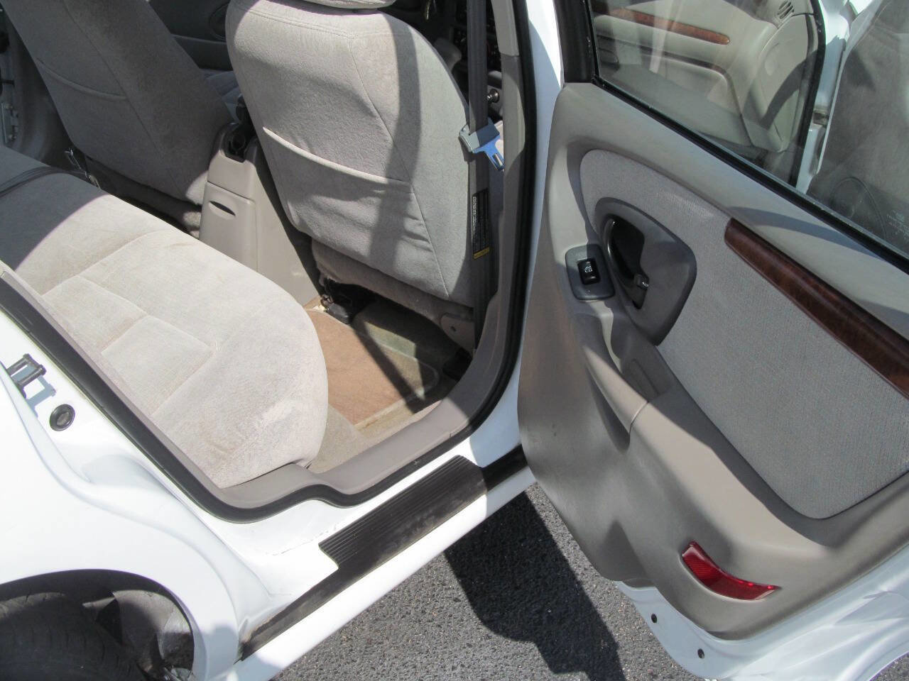 Used 1999 Oldsmobile Cutlass GL w/ Convenience Pkg image 17