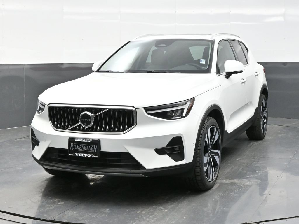 Used 2025 Volvo XC40 B5 Plus image 2