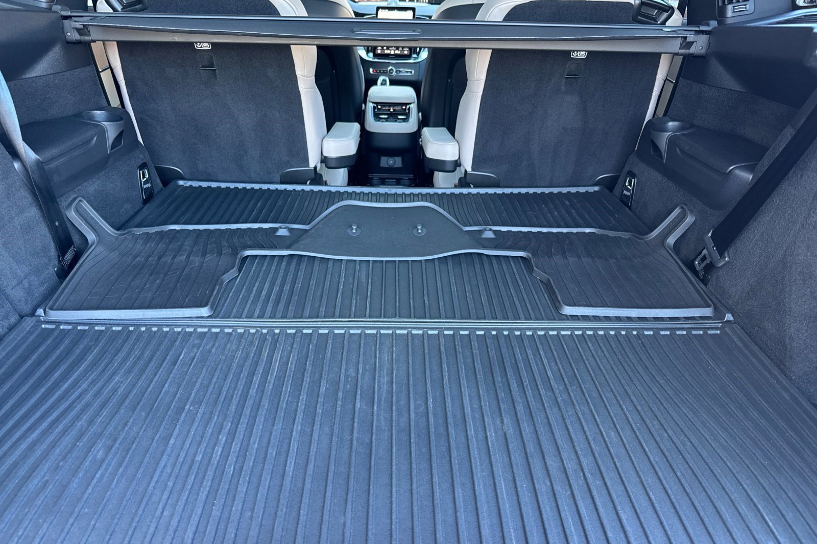 Used 2025 Volvo XC90 B6 Ultra w/ Protection Package Premier image 35