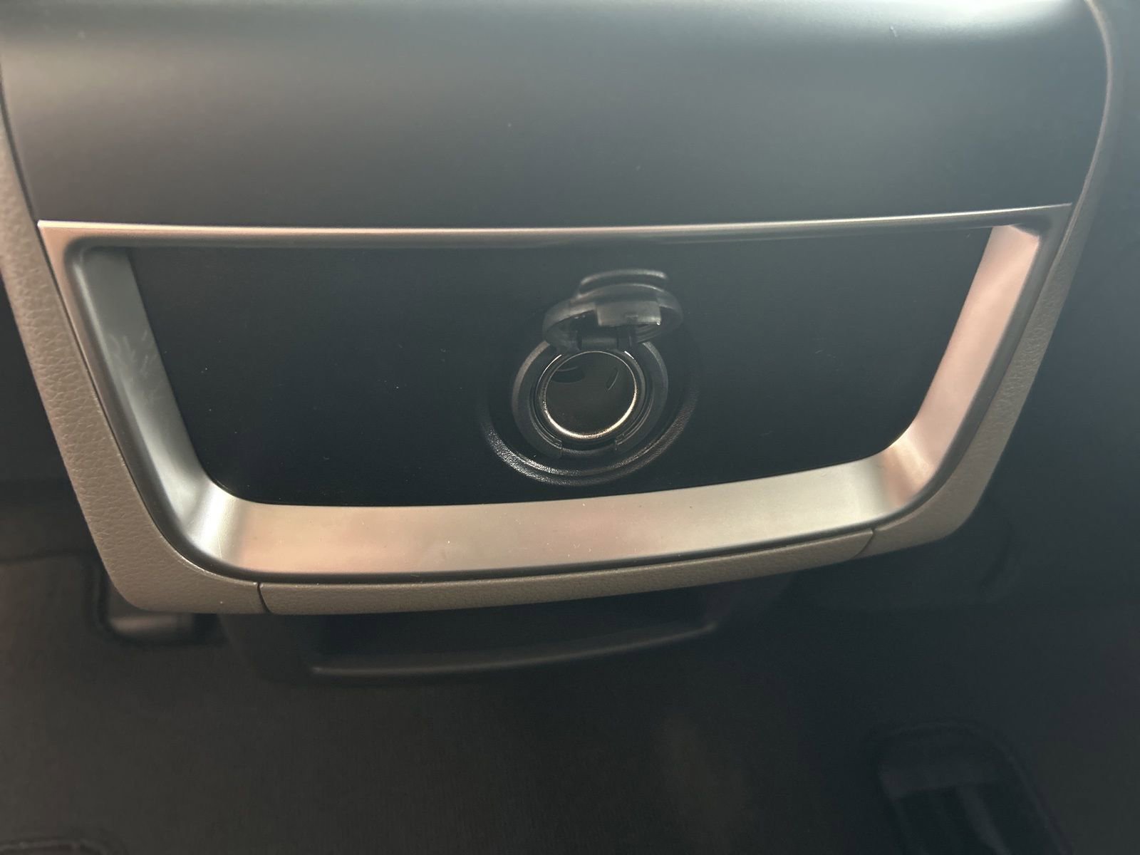 Used 2025 Kia Carnival FWD image 16