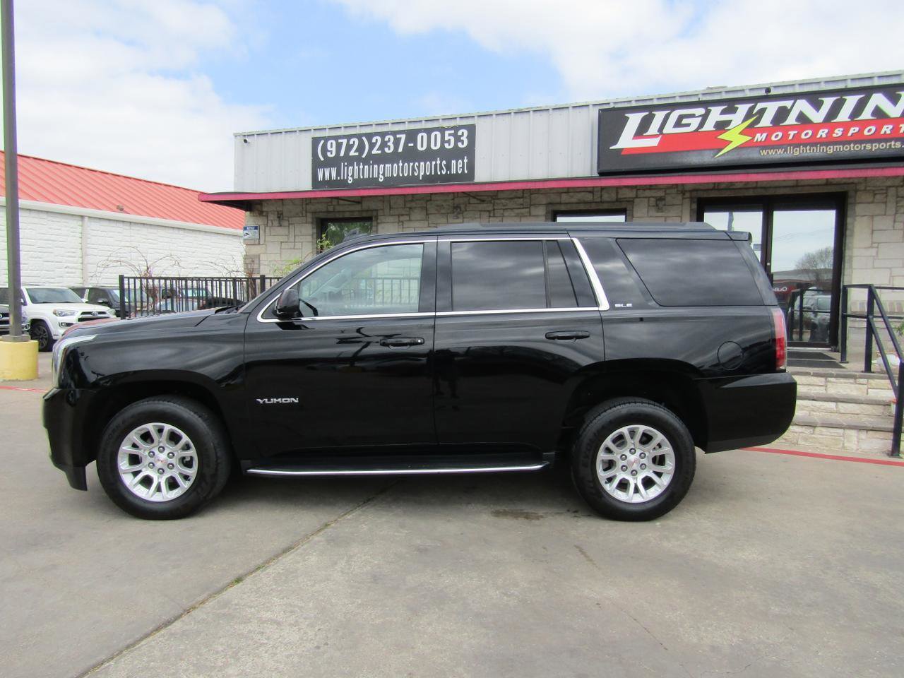 Used 2017 GMC Yukon SLE AWD/4WD image 2