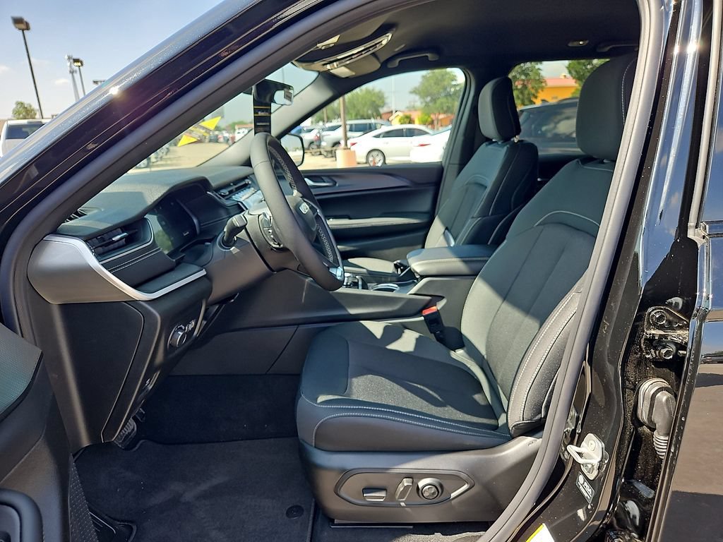 New 2026 Jeep Grand Cherokee Laredo AWD/4WD image 15