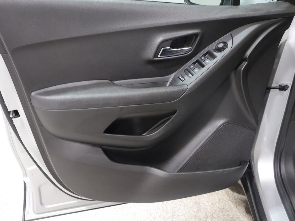 Used 2018 Chevrolet Trax LT w/ LT Convenience Package AWD/4WD image 12