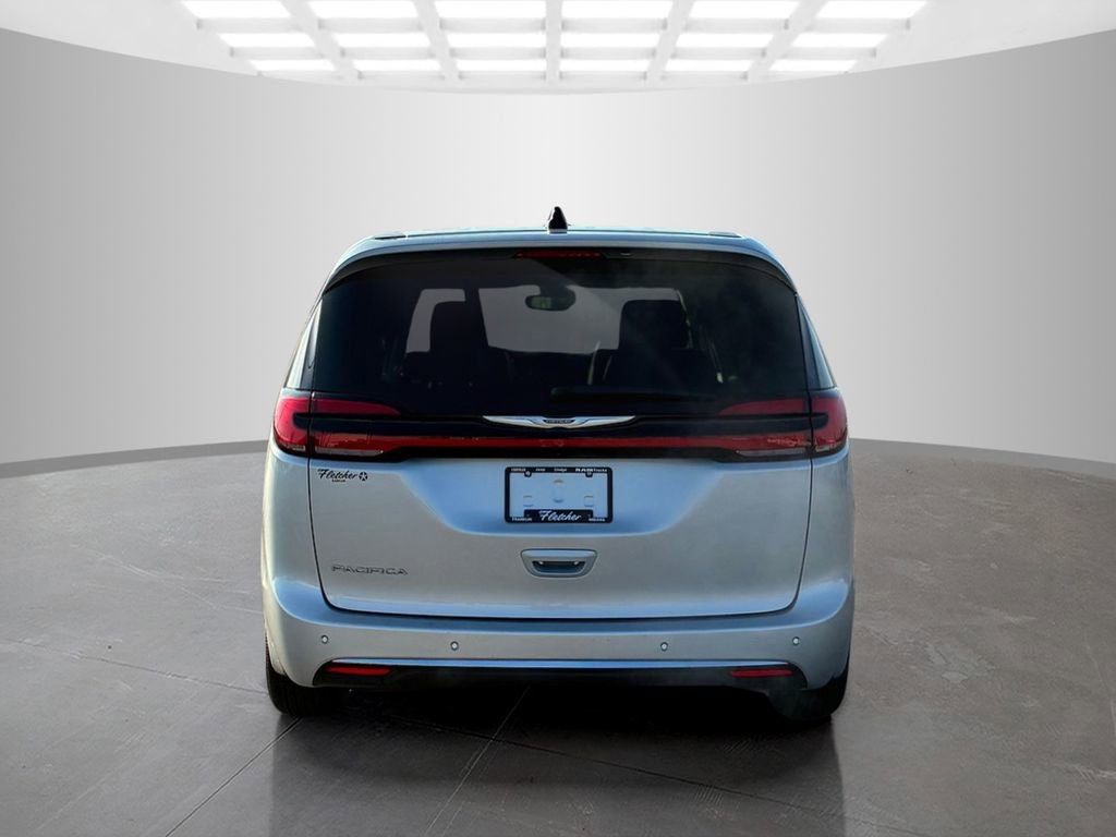 Used 2024 Chrysler Pacifica Touring-L image 6