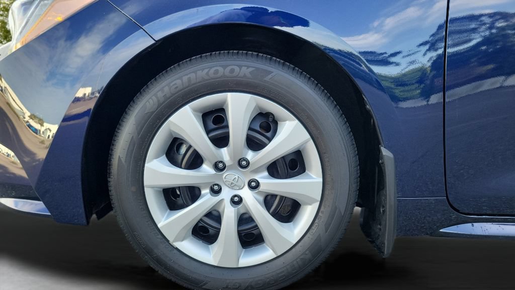 Used 2025 Toyota Corolla LE FWD image 10