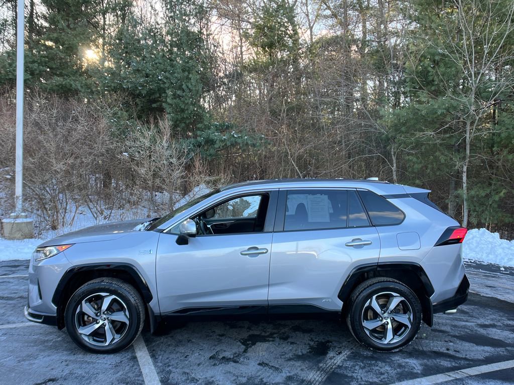 Used 2021 Toyota RAV4 SE image 2