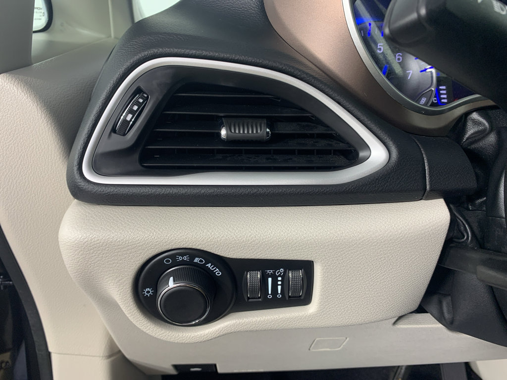 Used 2023 Chrysler Voyager LX FWD image 17