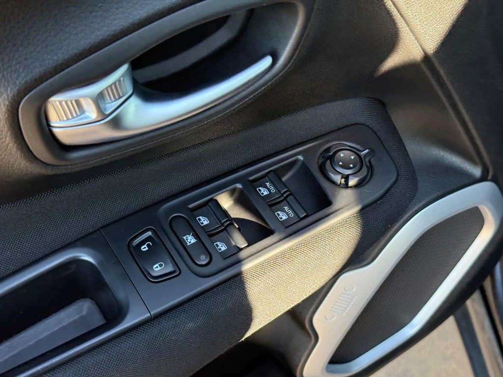 Used 2018 Jeep Renegade Latitude w/ Cold Weather Group AWD/4WD image 20