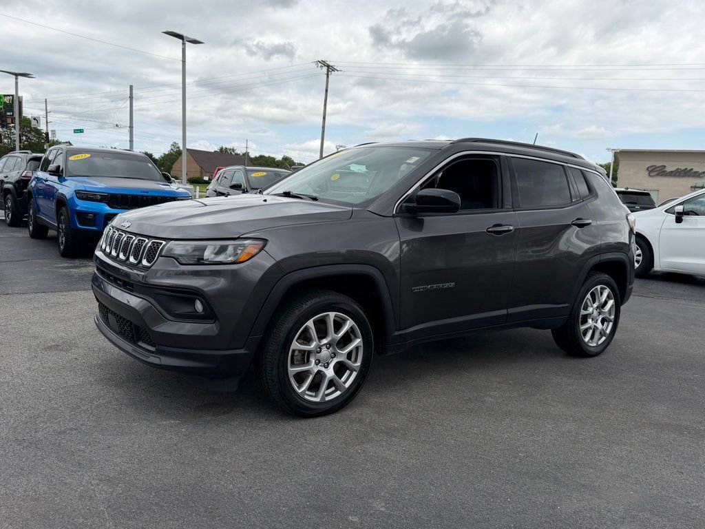 Used 2023 Jeep Compass Latitude AWD/4WD image 3