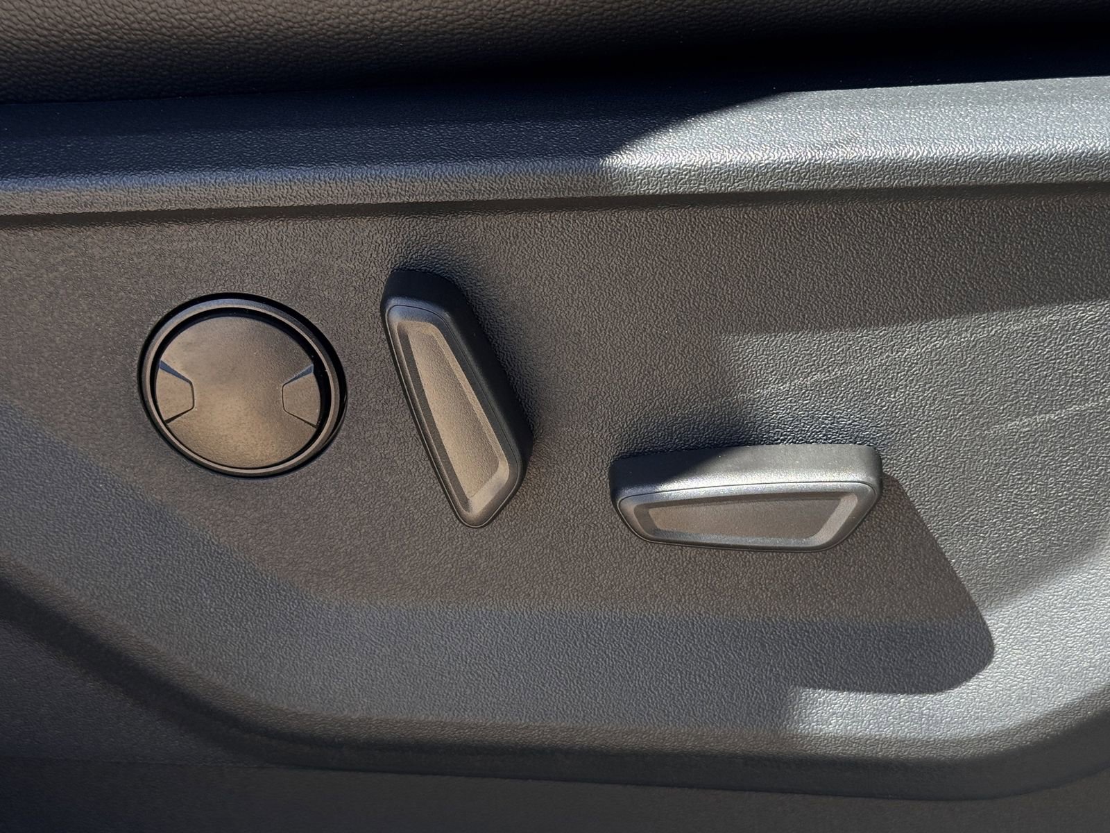 Used 2025 Ford F150 Lariat w/ Equipment Group 501A Mid image 29