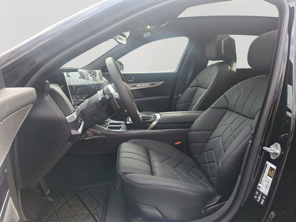 Used 2025 BMW 760i xDrive w/ Executive Package image 14