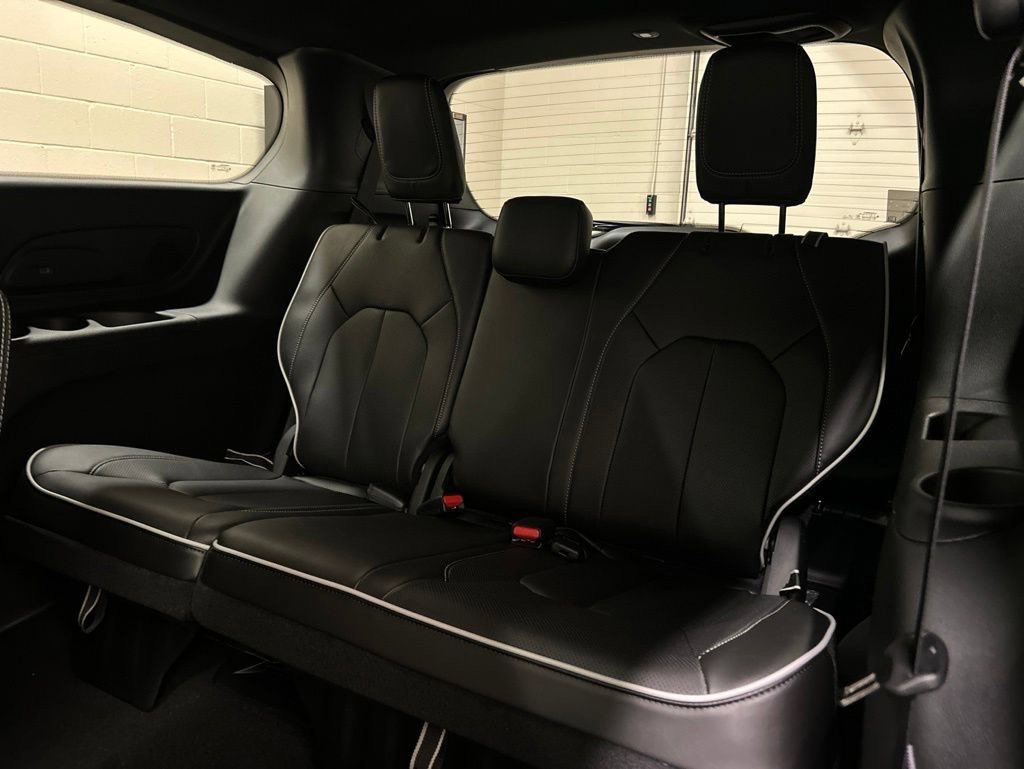 New 2027 Chrysler Pacifica Limited FWD image 11