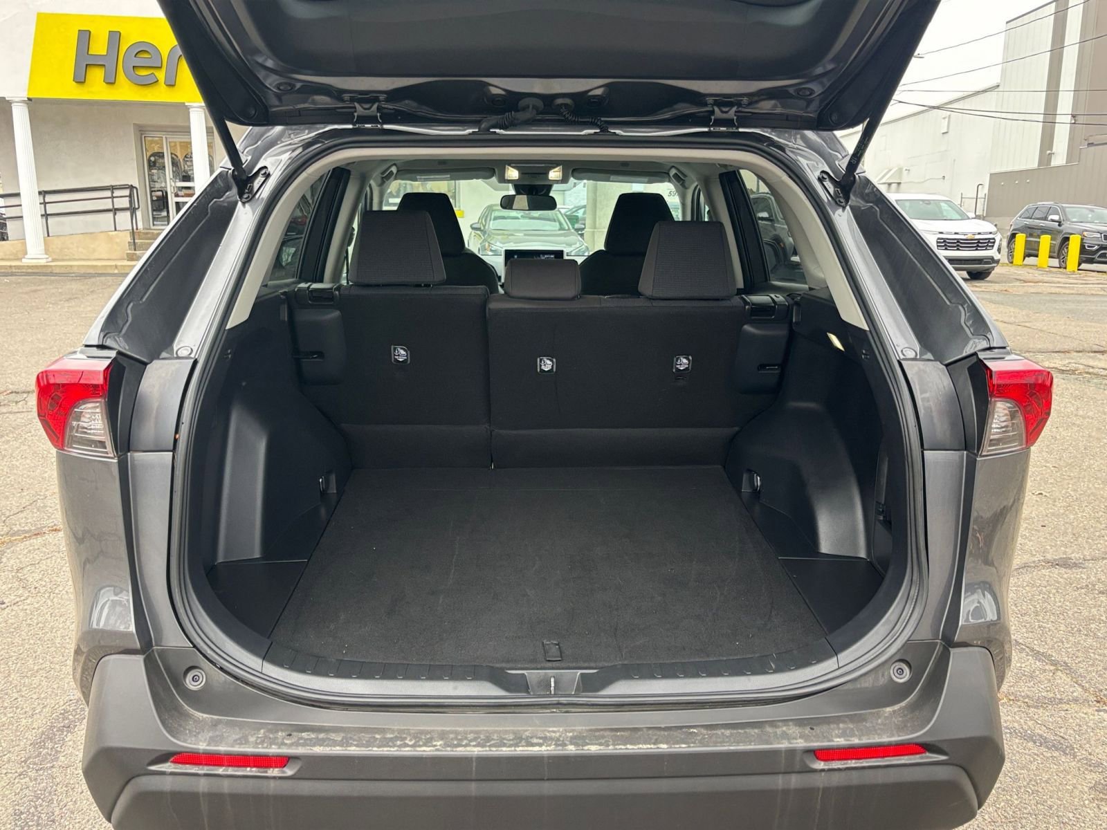 Used 2025 Toyota RAV4 LE image 27