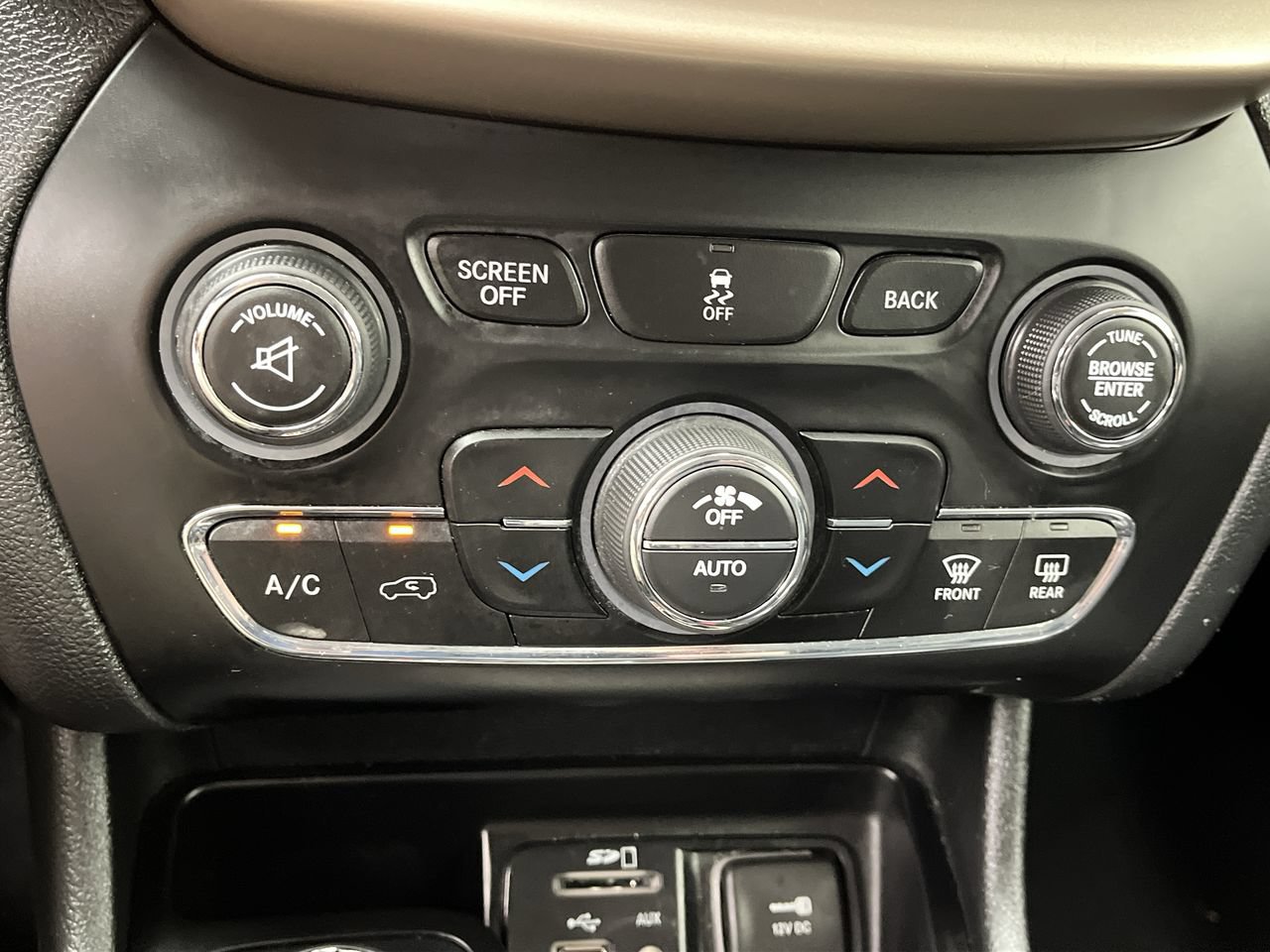 Used 2018 Jeep Cherokee Limited AWD/4WD image 20