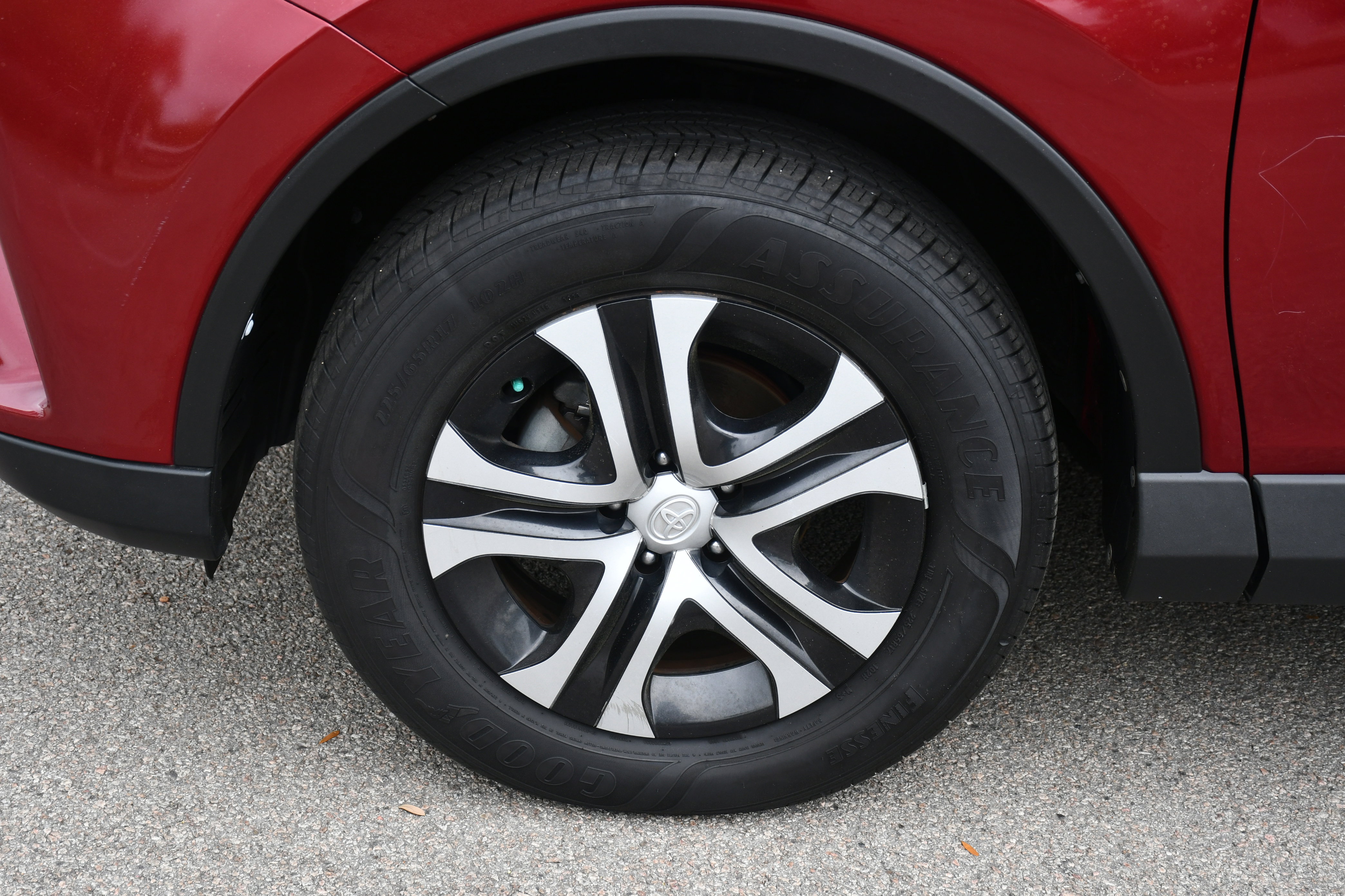 Used 2018 Toyota RAV4 LE FWD image 20