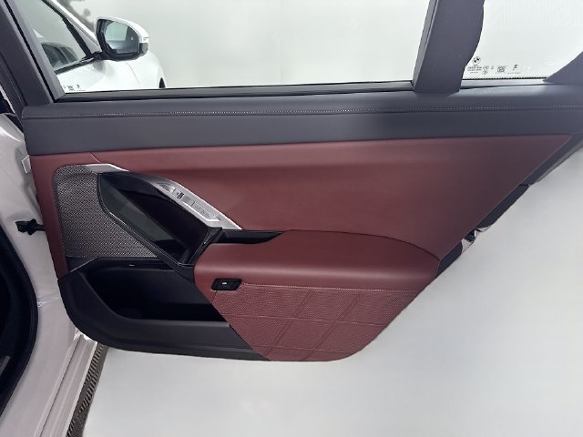 Used 2025 BMW i7 eDrive50 w/ M Sport Package RWD image 27