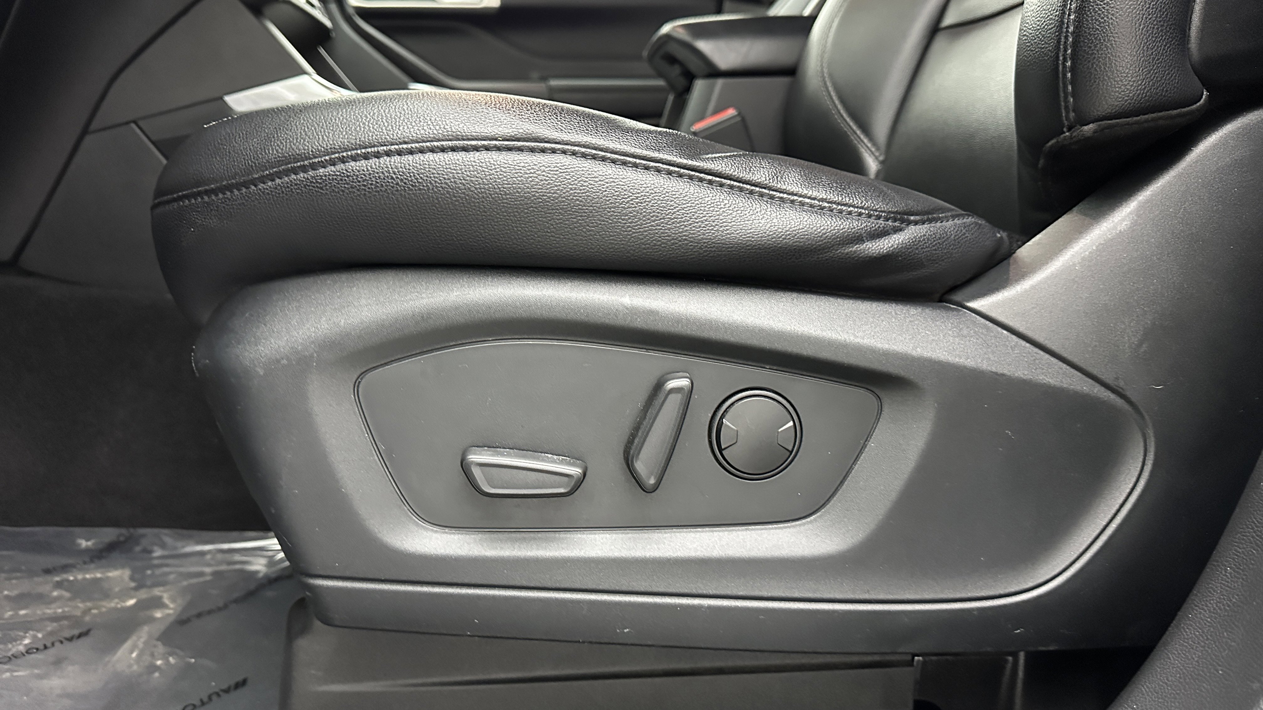 Used 2020 Ford Explorer XLT w/ Equipment Group 202A image 11