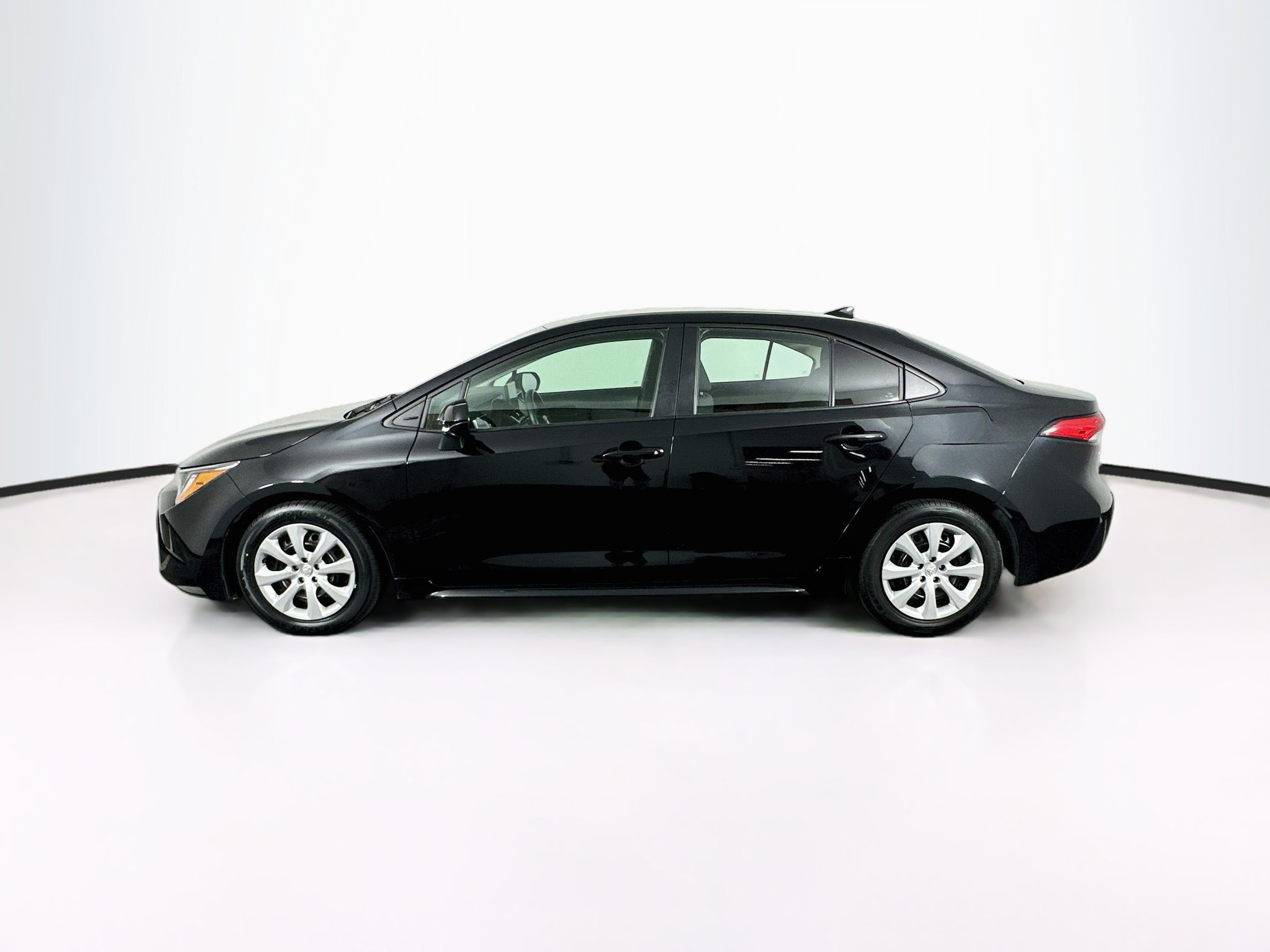Used 2025 Toyota Corolla LE FWD image 4