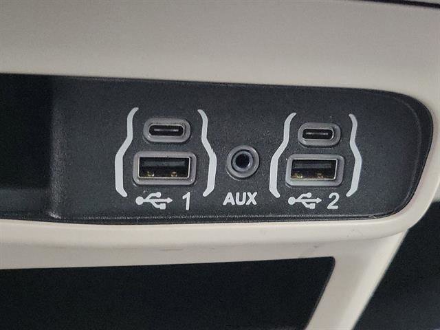 Used 2023 Chrysler Pacifica Touring-L image 32