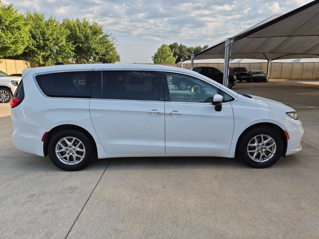Used 2023 Chrysler Pacifica Touring-L FWD image 9