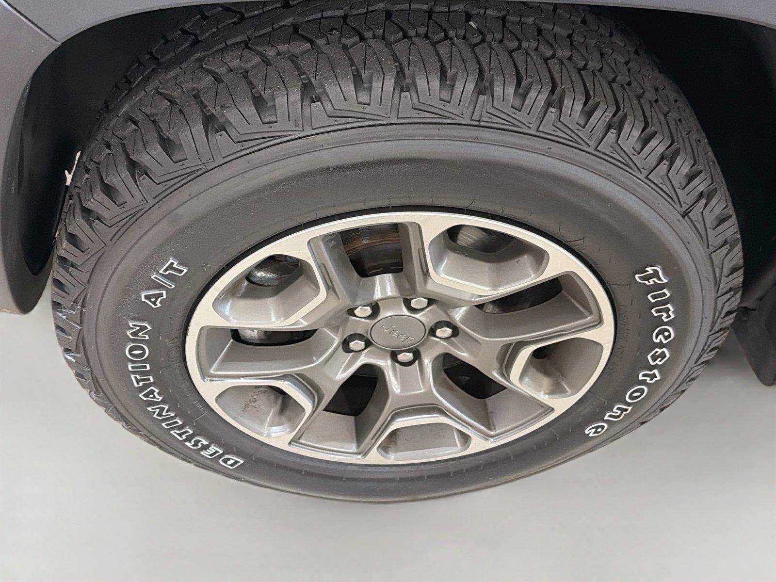 Used 2022 Jeep Cherokee Trailhawk AWD/4WD image 27