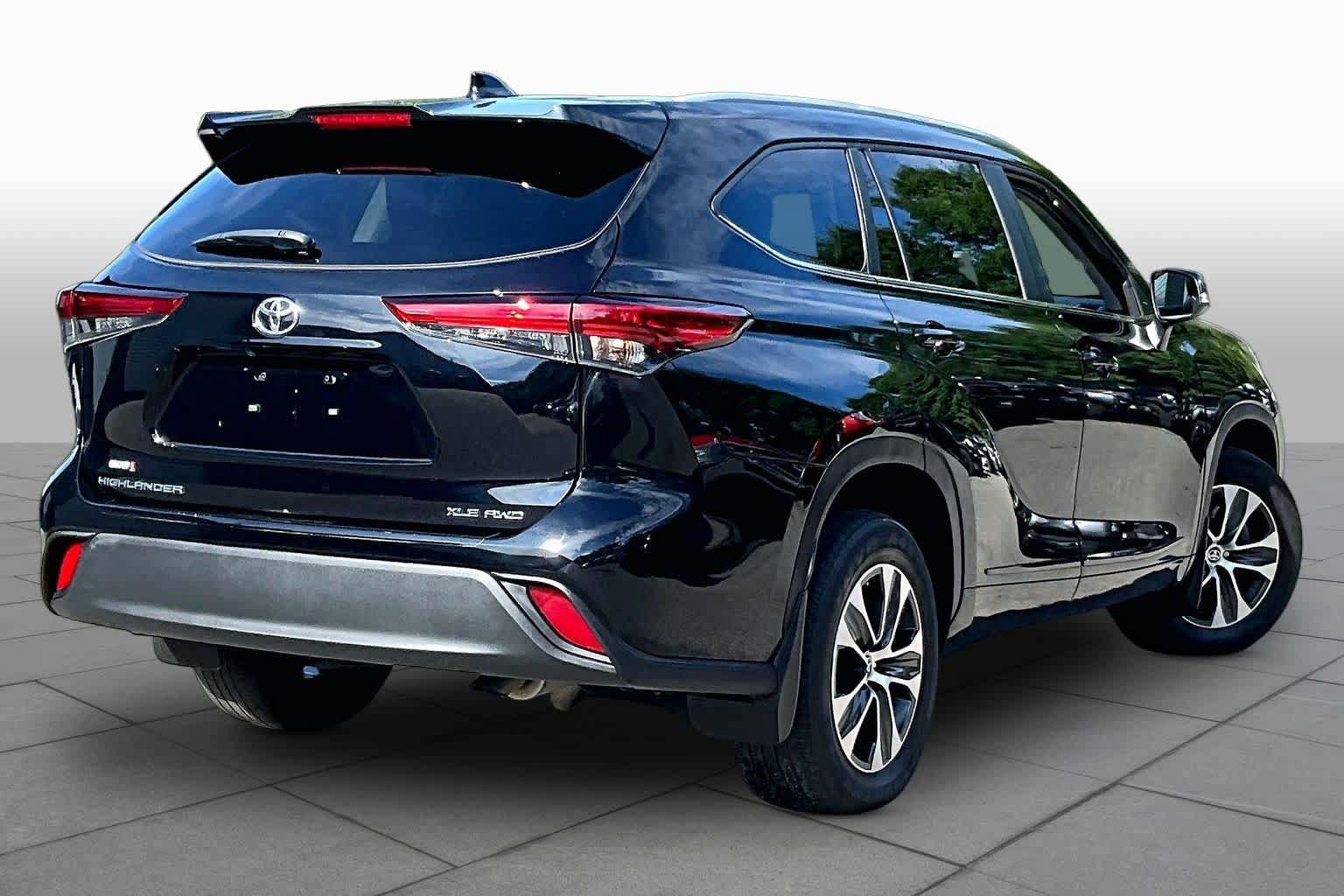 Used 2023 Toyota Highlander XLE AWD/4WD image 13