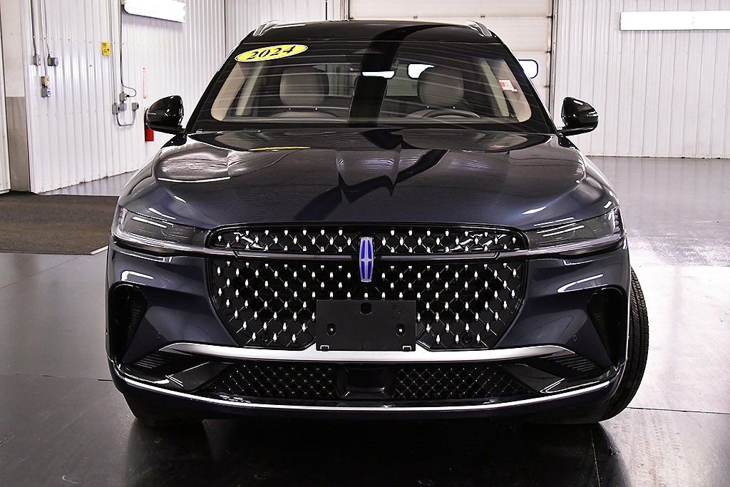 Used 2024 Lincoln Nautilus Reserve image 2