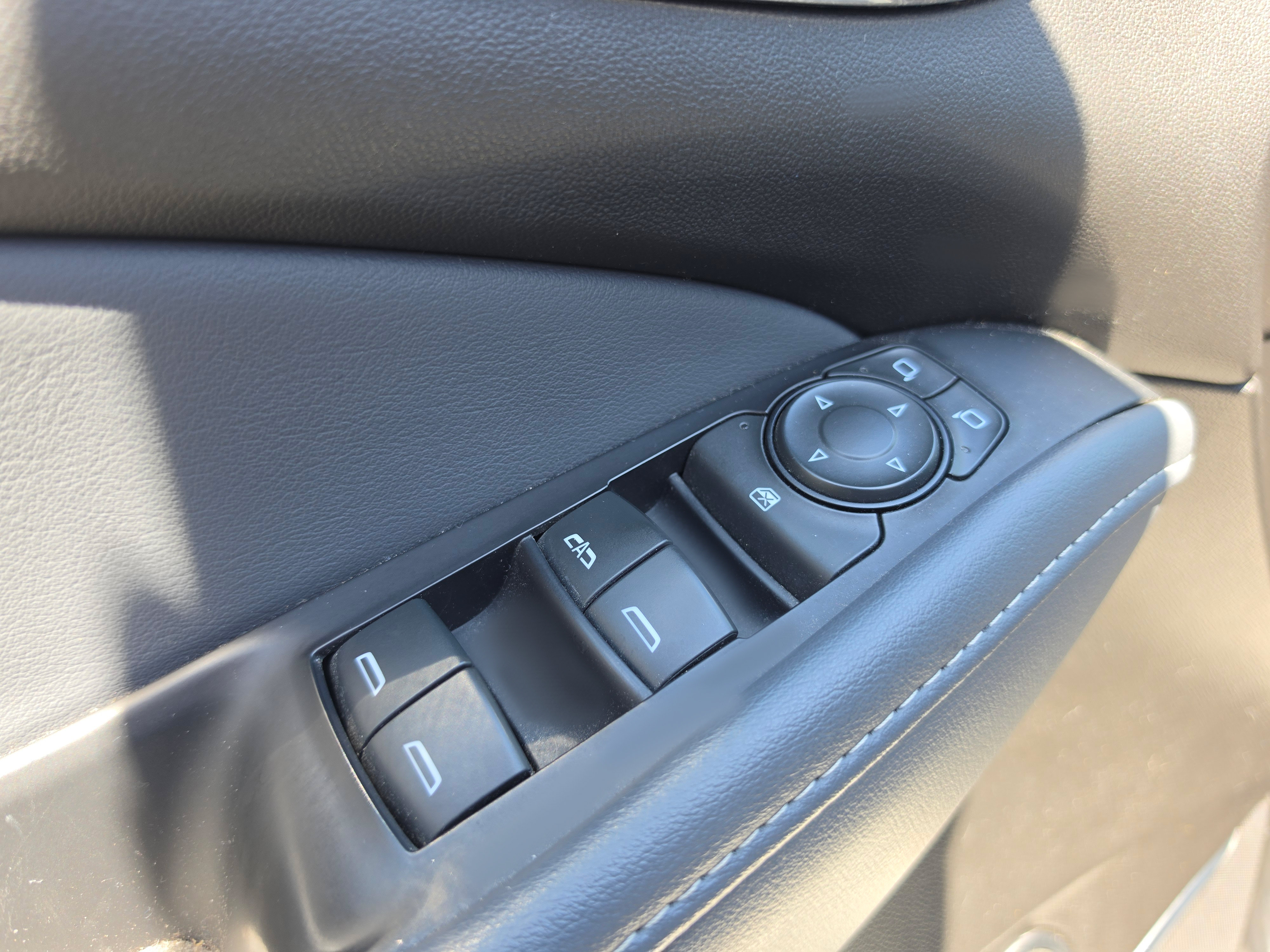 Used 2021 Buick Enclave Essence AWD/4WD image 17