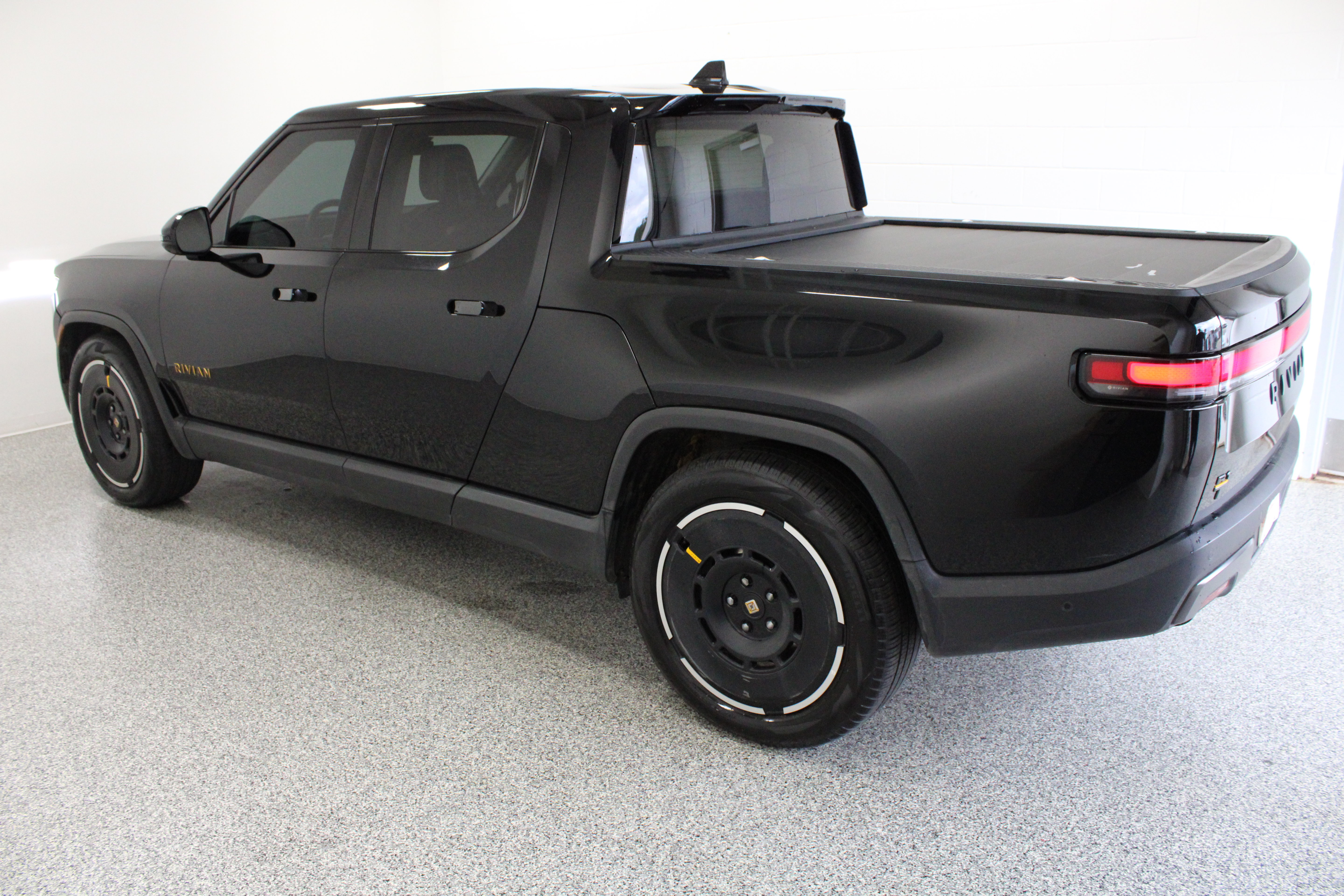Used 2025 Rivian R1T Premium Tri AWD/4WD image 9