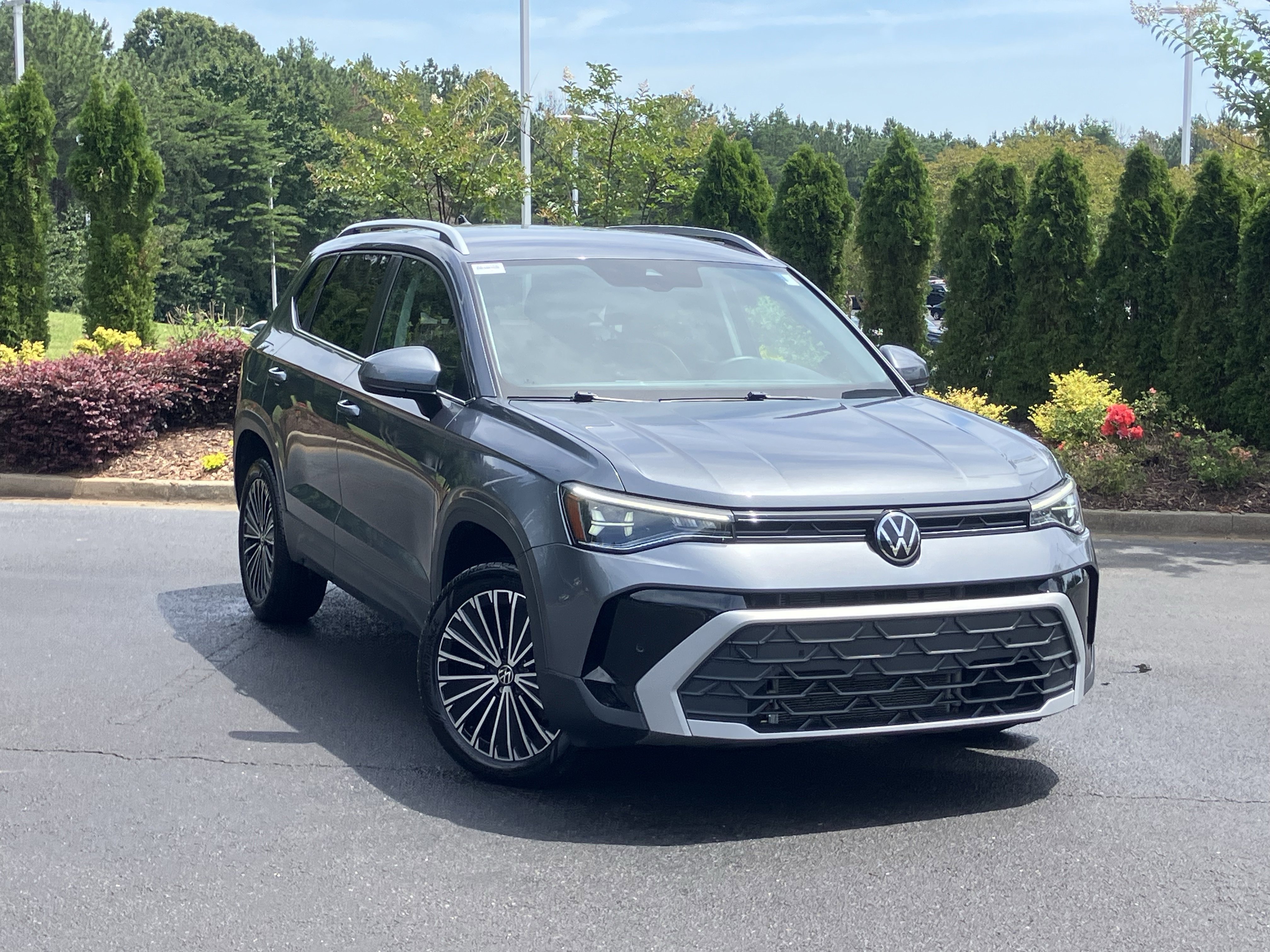 Used 2025 Volkswagen Taos SE FWD image 2