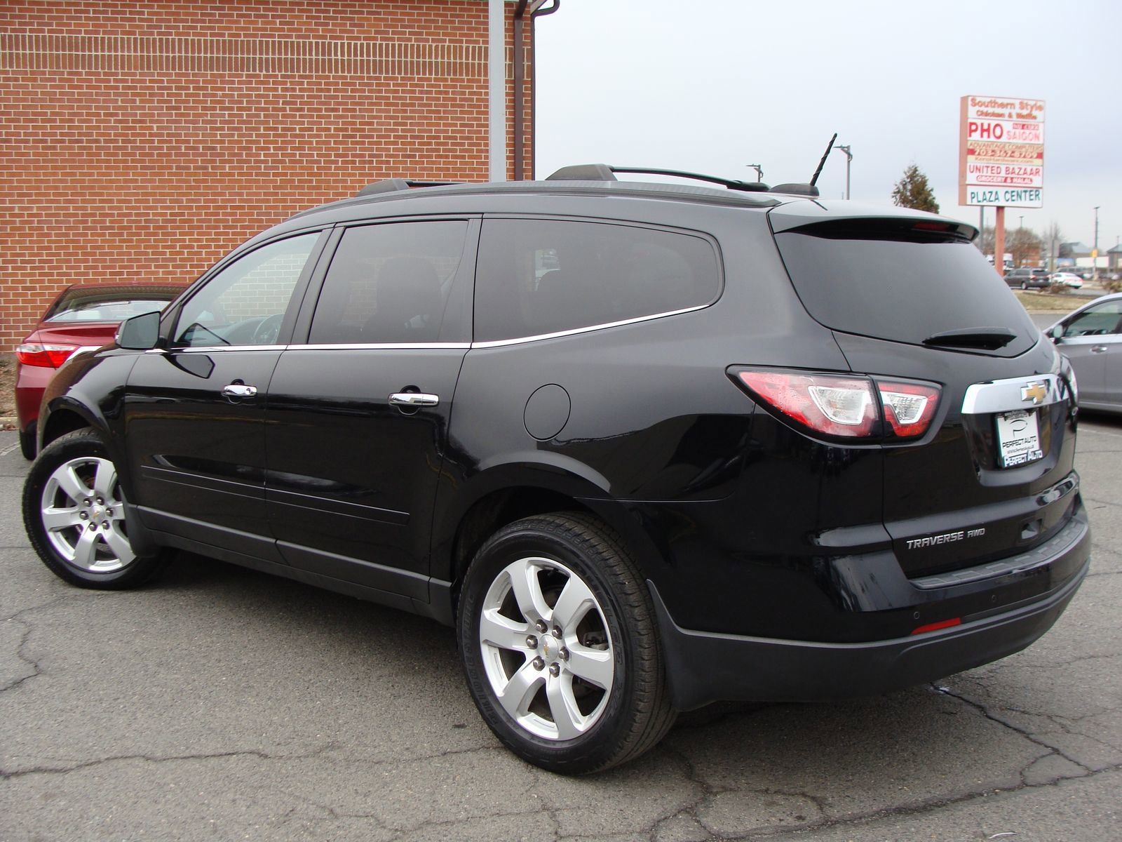 Used 2017 Chevrolet Traverse LT w/ Style and Technology Package image 4