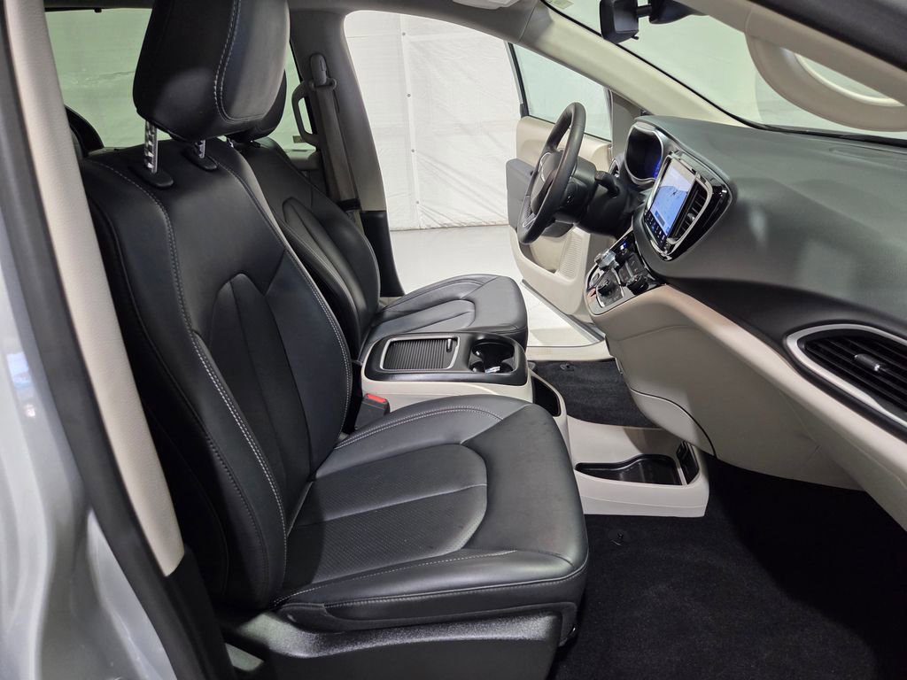 Certified 2024 Chrysler Pacifica Touring-L image 9