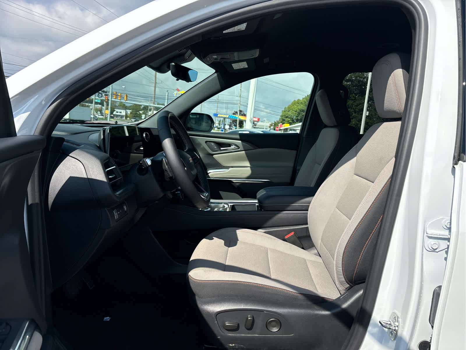 Certified 2026 Chevrolet Traverse LT w/ Driver Confidence Package FWD image 8