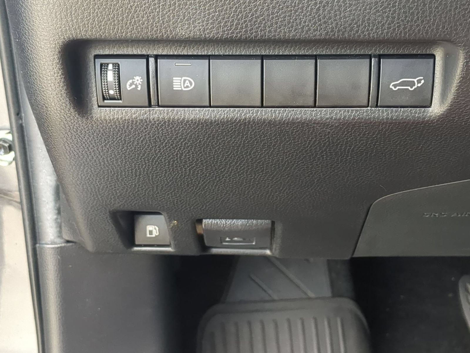 Used 2022 Toyota RAV4 XSE AWD/4WD image 17