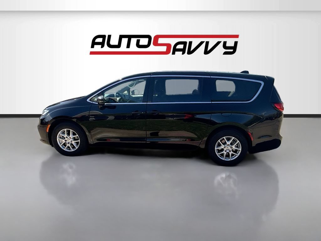 Used 2024 Chrysler Pacifica Touring-L FWD image 4