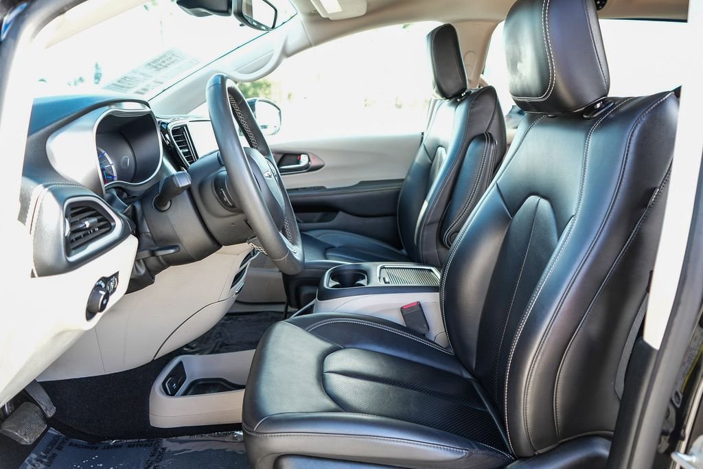 Certified 2024 Chrysler Pacifica Select image 18