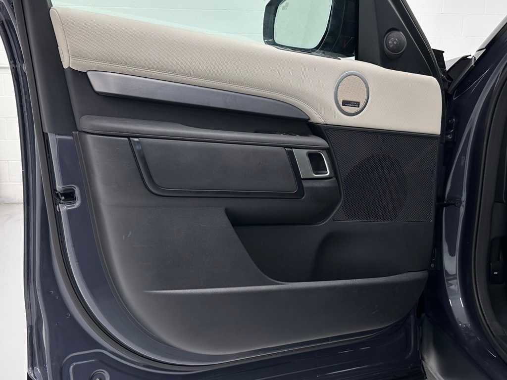 Used 2024 Land Rover Discovery Dynamic SE AWD/4WD image 24