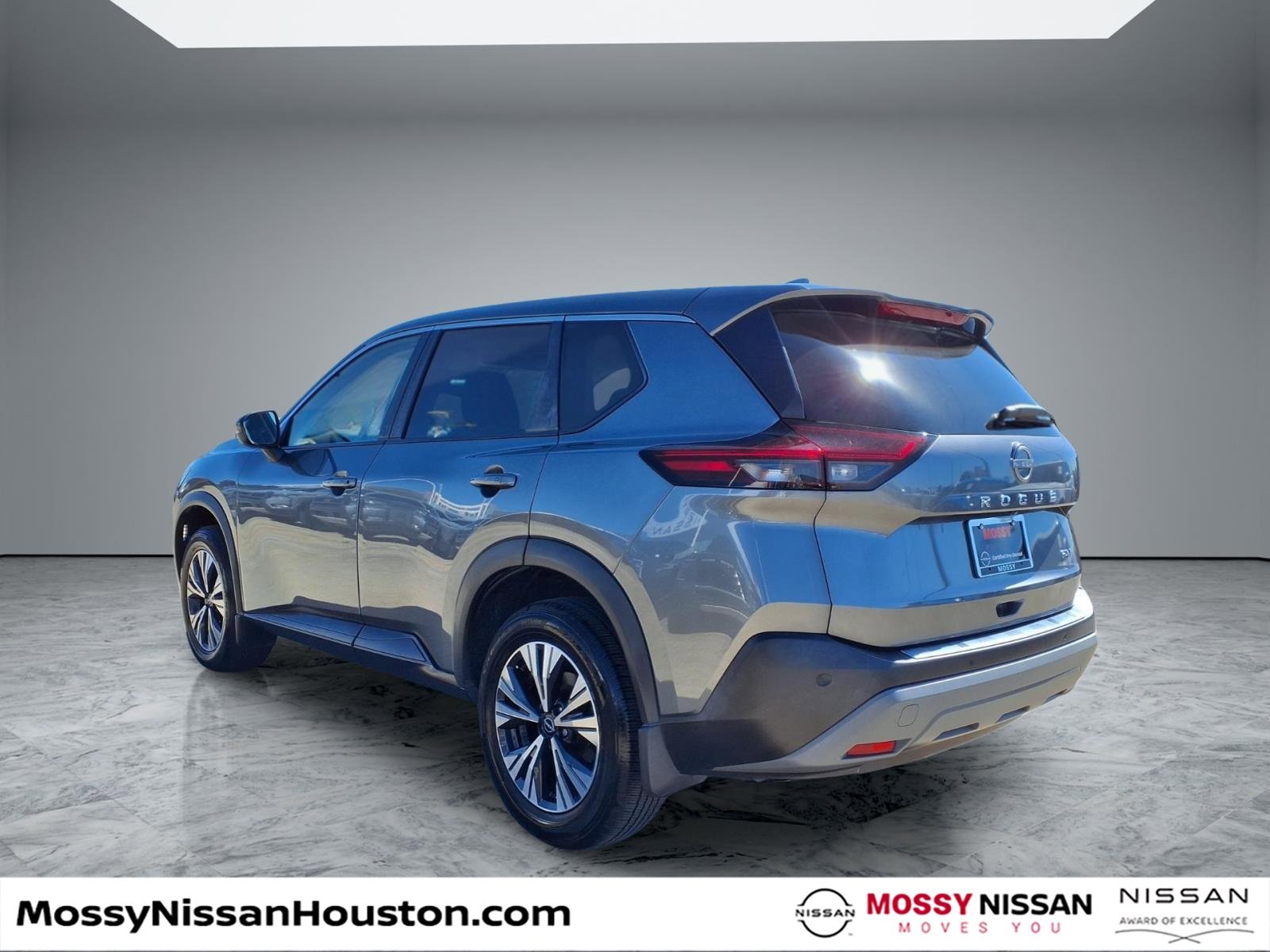 Used 2022 Nissan Rogue SV image 2